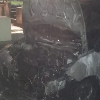 Rogo distrugge un'auto a Catanzaro, indagini in corso
