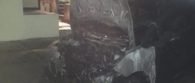 Rogo distrugge un'auto a Catanzaro, indagini in corso