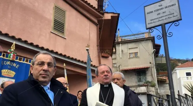 San Luca omaggia padre Stefano De Fiores, intitolata una via