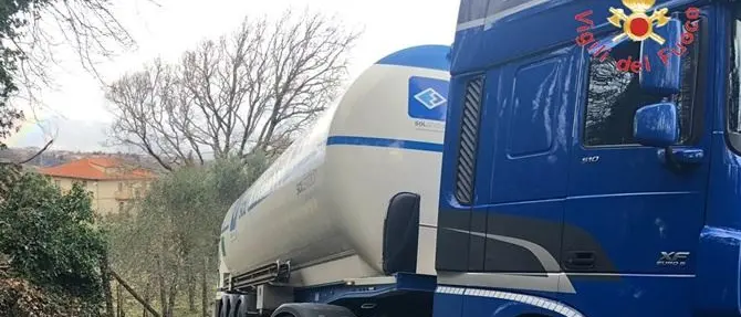 Autoarticolato finisce fuori strada nel Catanzarese, traffico bloccato