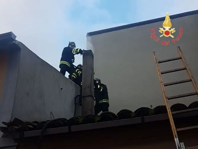 Incendio divampa nella canna fumaria di una casa a Borgia