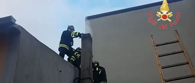 Incendio divampa nella canna fumaria di una casa a Borgia