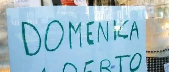 Negozi chiusi la domenica: «Si favorisce la vendita on line»