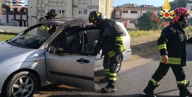 Fumo dall'autoradio, panico a bordo di una vettura a Soverato