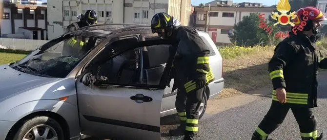 Fumo dall'autoradio, panico a bordo di una vettura a Soverato
