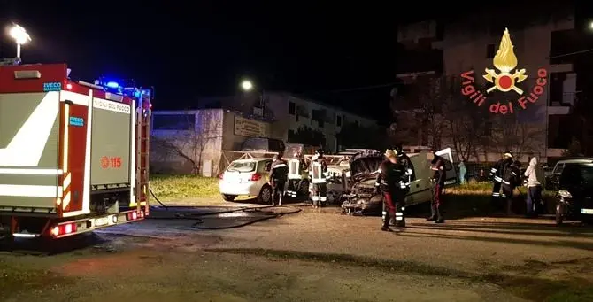 Notte di fuoco a Catanzaro, cinque auto date alle fiamme