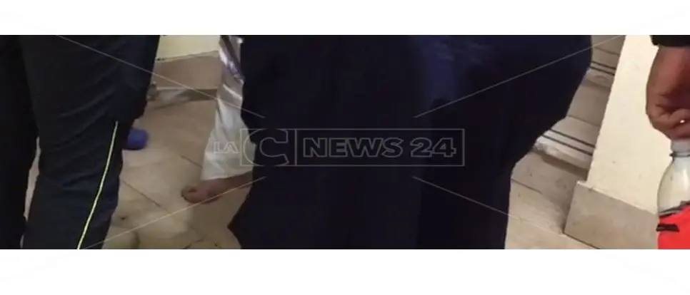 Pazienti ancora trasportati a braccia per le scale. L'ospedale di Locri è sempre più Terzo mondo