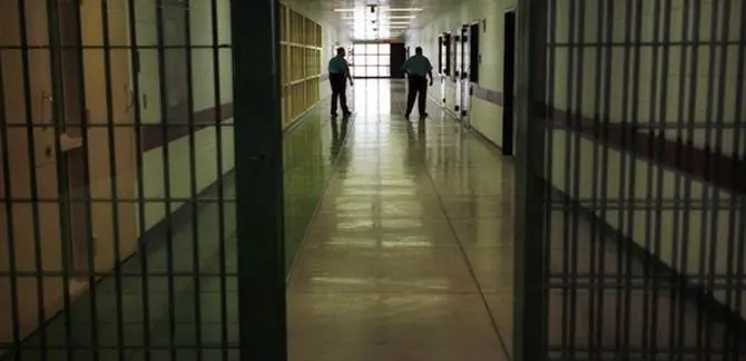 Carcere di Catanzaro, agente aggredito col piede di un tavolo