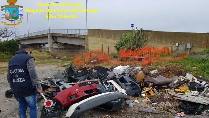 Discarica a cielo aperto nei pressi di un torrente, una denuncia