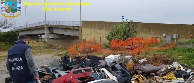 Discarica a cielo aperto nei pressi di un torrente, una denuncia