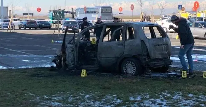 Sperona l'auto dell'ex e le dà fuoco, è gravissima