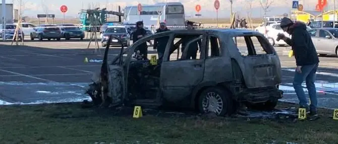 Sperona l'auto dell'ex e le dà fuoco, è gravissima