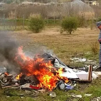Rende, brucia rifiuti speciali: denunciato il titolare di un'azienda