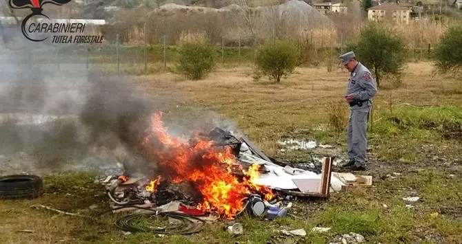 Rende, brucia rifiuti speciali: denunciato il titolare di un'azienda