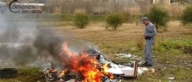 Rende, brucia rifiuti speciali: denunciato il titolare di un'azienda
