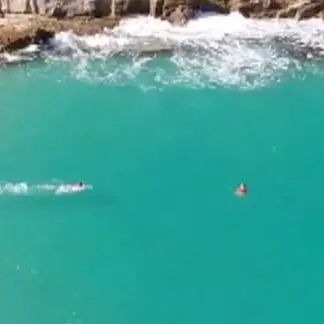 Calabria, meteo impazzito: bagni a Tropea, scuole chiuse altrove