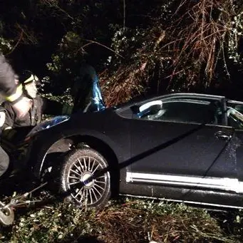 Lamezia, mamma e due bambini finisco fuori strada