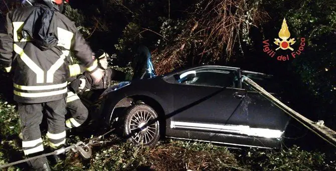 Lamezia, mamma e due bambini finisco fuori strada