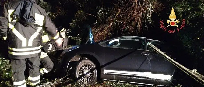 Lamezia, mamma e due bambini finisco fuori strada