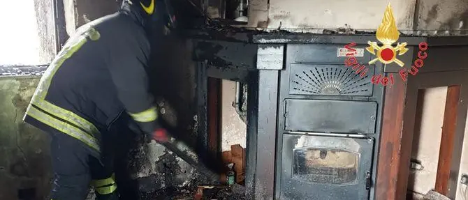 Lamezia, in fiamme un'abitazione in zona Caronte