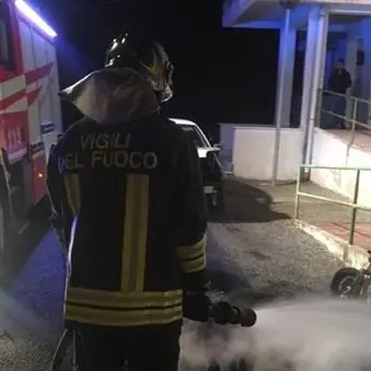 Auto in fiamme a Simeri, non si esclude la pista dolosa