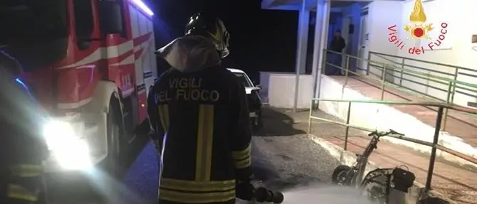 Auto in fiamme a Simeri, non si esclude la pista dolosa