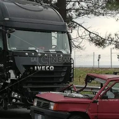 Scontro tra un’auto e un mezzo pesante lungo la statale 18, un morto