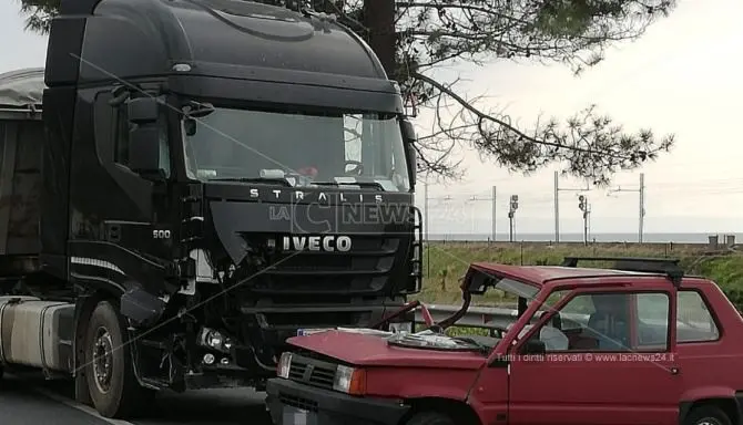 Scontro tra un’auto e un mezzo pesante lungo la statale 18, un morto