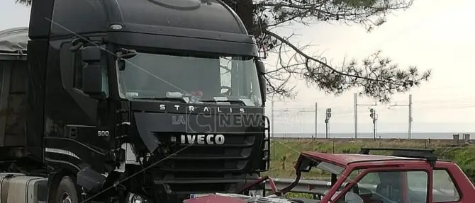 Scontro tra un’auto e un mezzo pesante lungo la statale 18, un morto