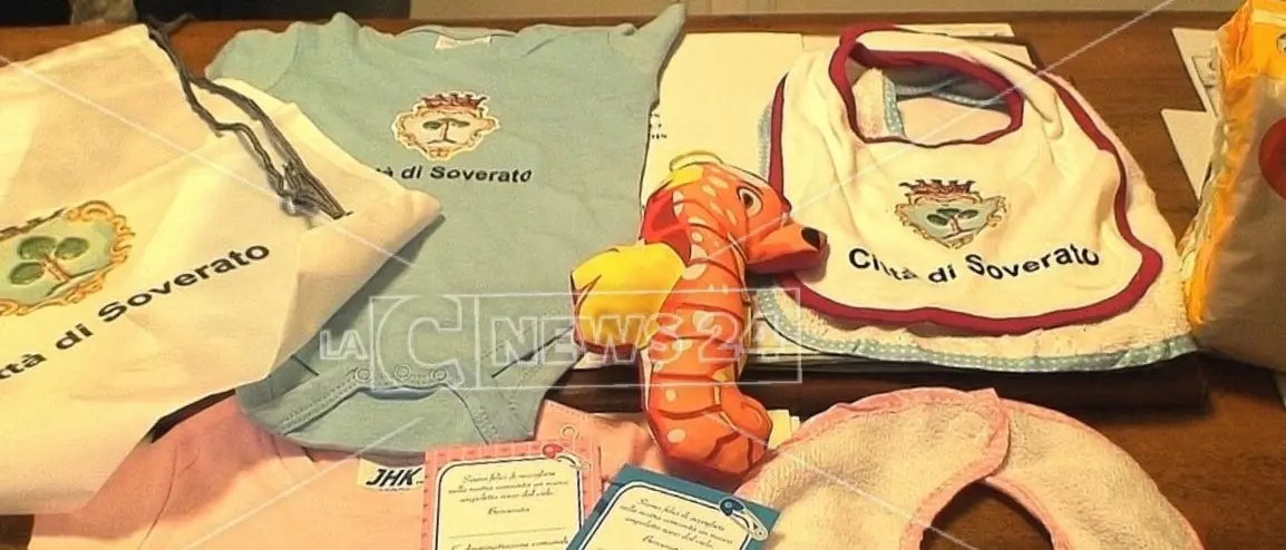 Pannolini, bavette e 50 euro: ecco il kit bebè del comune di Soverato