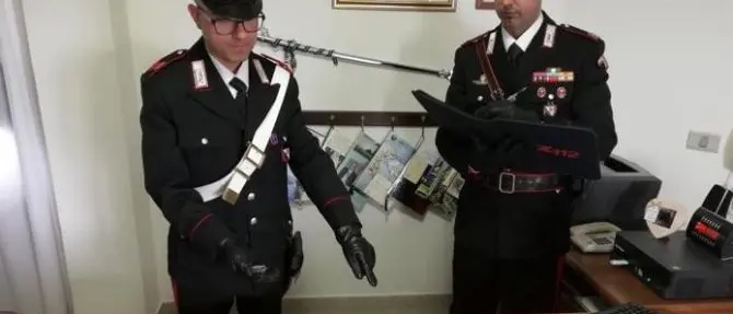 Cosparge la strada di chiodi per vendicarsi, denunciato