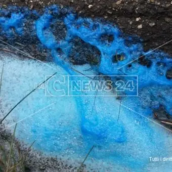 A San Lucido dal canale dell'acqua piovana sgorga liquido blu