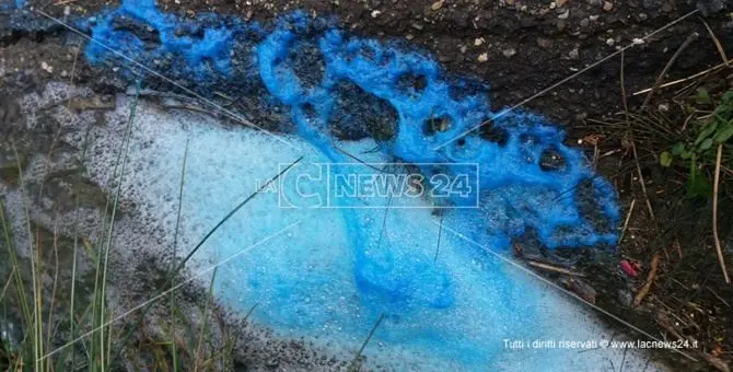 A San Lucido dal canale dell'acqua piovana sgorga liquido blu