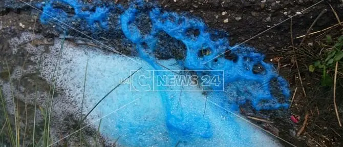 A San Lucido dal canale dell'acqua piovana sgorga liquido blu