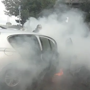 Catanzaro, auto in corsa va a fuoco: panico tra i passeggeri