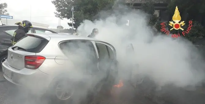 Catanzaro, auto in corsa va a fuoco: panico tra i passeggeri