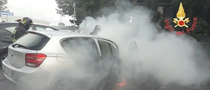 Catanzaro, auto in corsa va a fuoco: panico tra i passeggeri