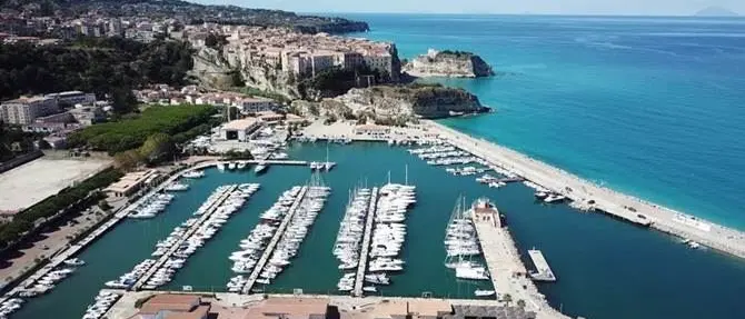 Colpi da un fucile ad aria compressa, operaio ferito a Tropea