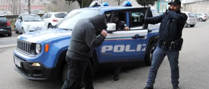 Catanzaro, marocchino aggredisce due poliziotti con un coltello