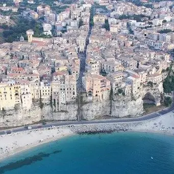 Tropea, è caccia al cecchino che semina il panico con un fucile a piombini