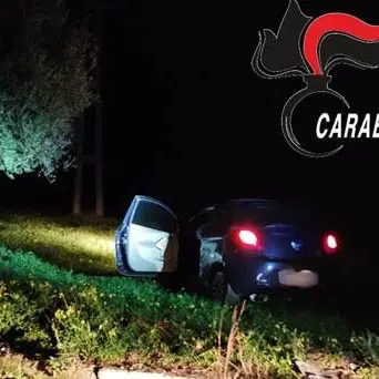 Ruba un’auto a Pizzo ma per sfuggire ai carabinieri finisce fuori strada