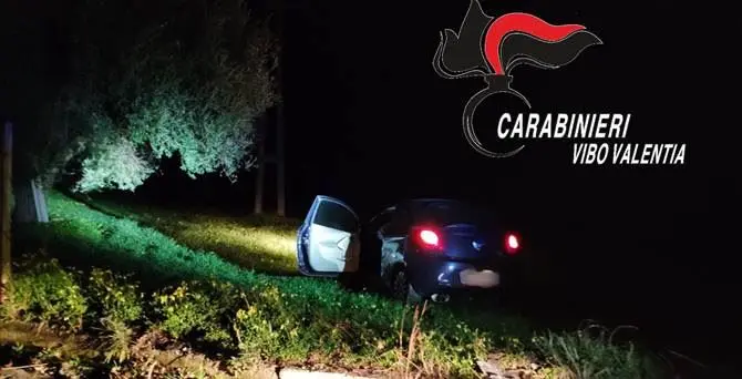 Ruba un’auto a Pizzo ma per sfuggire ai carabinieri finisce fuori strada