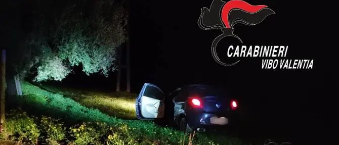 Ruba un’auto a Pizzo ma per sfuggire ai carabinieri finisce fuori strada