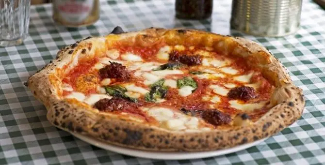 Gli Usa celebrano la pizza: al salame la preferita, ma la ‘nduja spopola