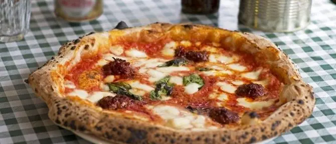 Gli Usa celebrano la pizza: al salame la preferita, ma la ‘nduja spopola