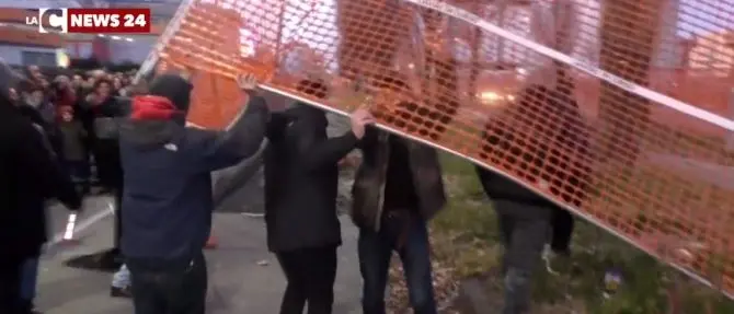 Cosenza, i “No metro” ancora sul piede di guerra: protesta in centro