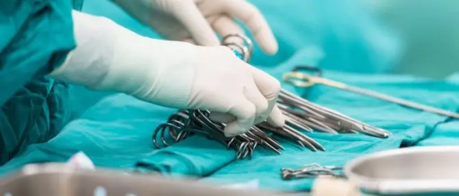 Ginecologo si esercita in sala operatoria con carne di pollo e manzo