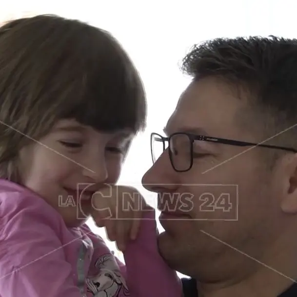 L'autismo, Iulia e le istituzioni «indifferenti» al grido di aiuto dei genitori: «Nessuno ci sente»