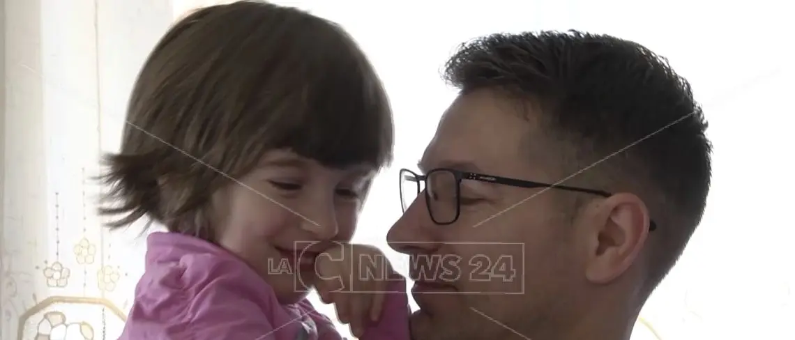 L'autismo, Iulia e le istituzioni «indifferenti» al grido di aiuto dei genitori: «Nessuno ci sente»