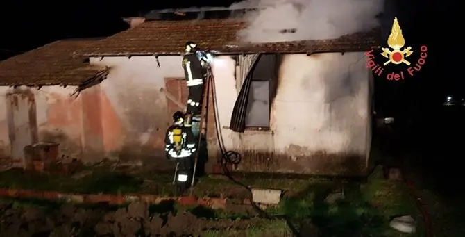 Incendio in un casolare a Belcastro, non si esclude la pista dolosa